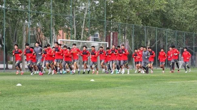 意大利球员协会(AIC)举办的年度最佳大奖(Gran Gala del Calcio)颁奖典礼，奥斯梅恩获得22/23赛季意甲最佳球员。